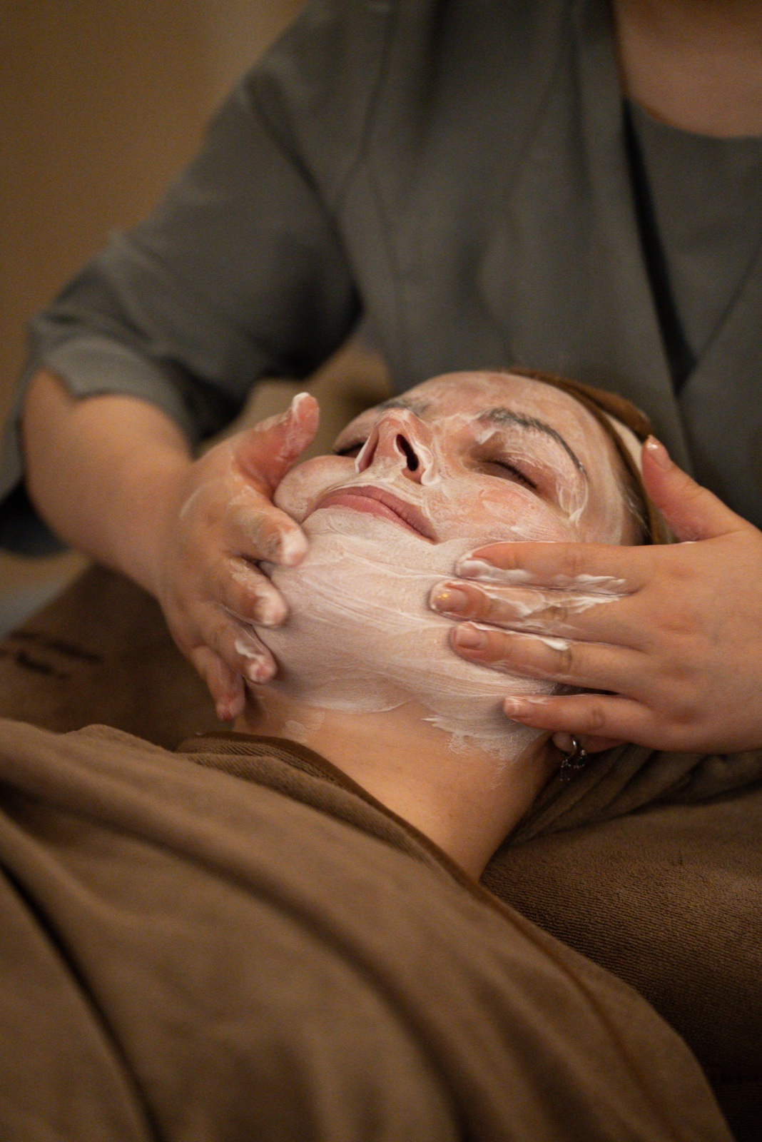 Facial mask treatment with practitioner