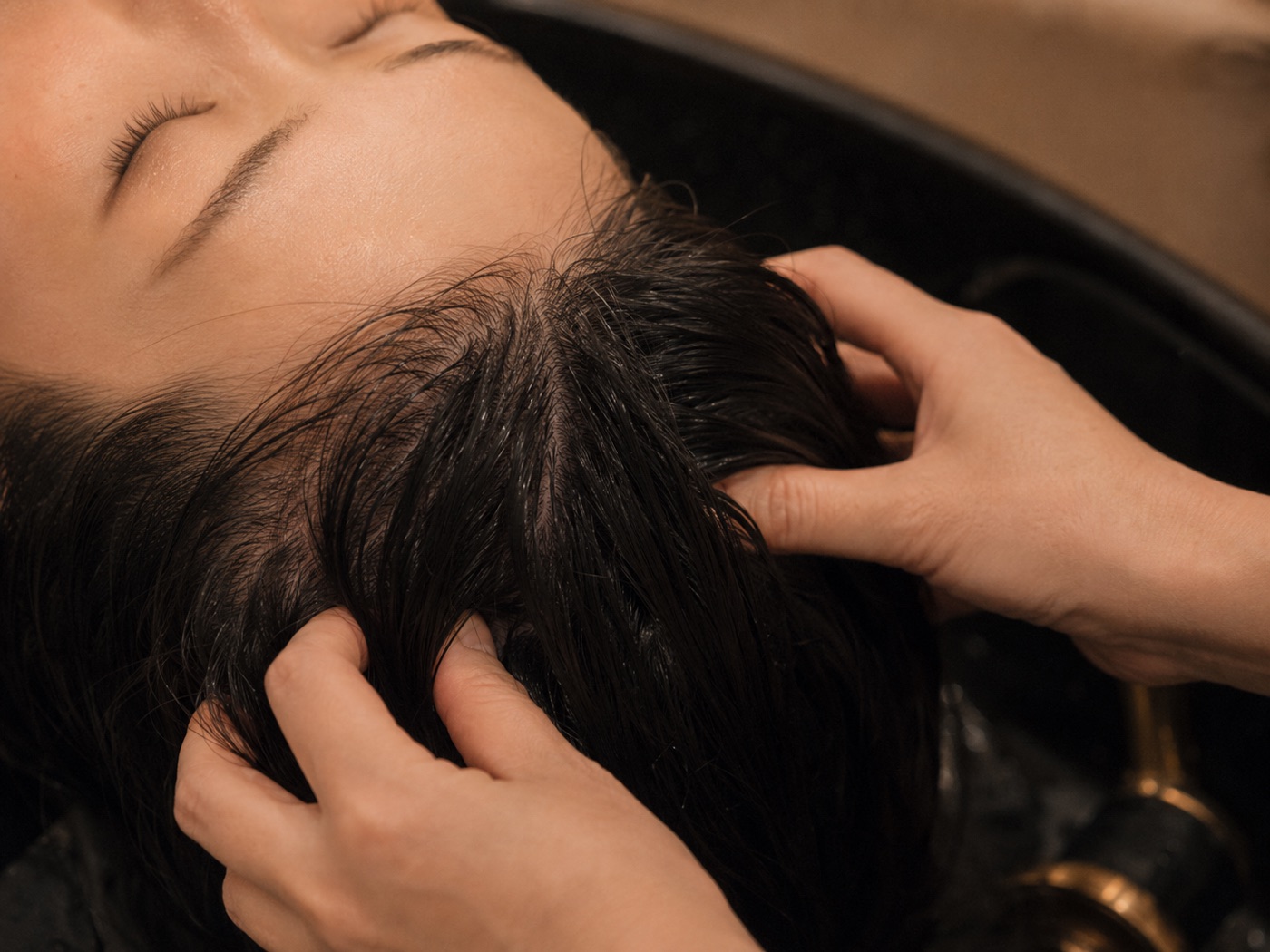 Fingertip scalp massage closeup at Yuki House