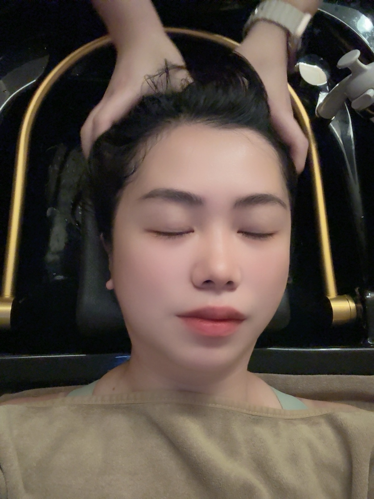 Scalp wash with practitioner massage at Yuki House